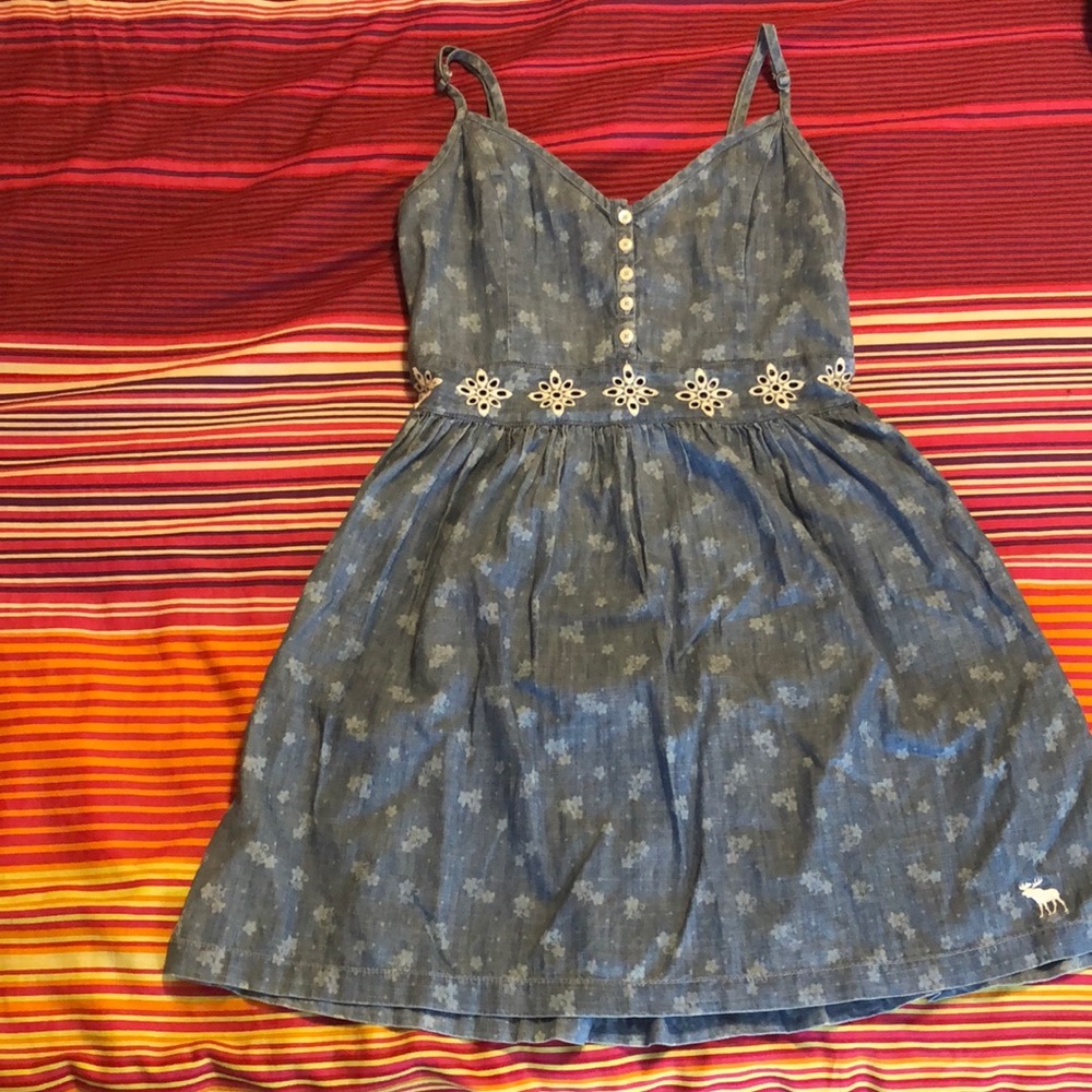 Pretty blue dress with buttons and motifs SIZE SMALL 10$